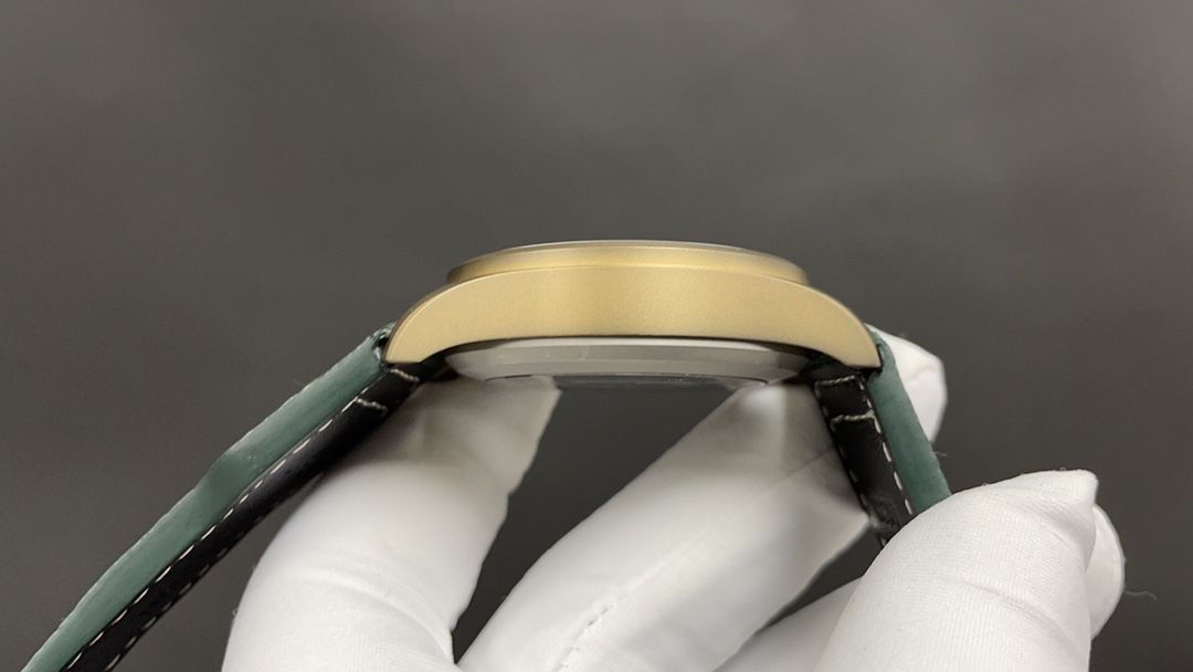 4-539.jpg IWC Big Pilot 43mm Super Clone Watch with Premium Calfskin Strap 1127498239 - close-up | IWC